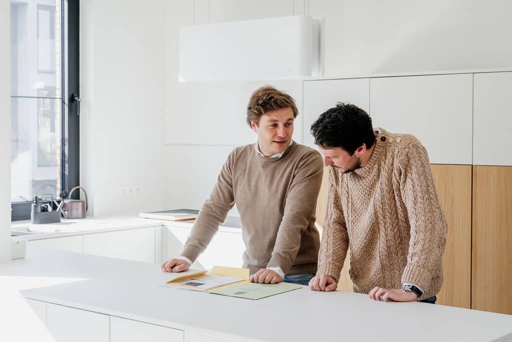 Werknemer De Rick die uitleg geeft over rentmeesterschap aan een klant