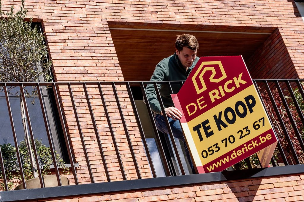 Een woning wordt verkocht in 2026, met een ‘Te koop’-bord aan het balkon
