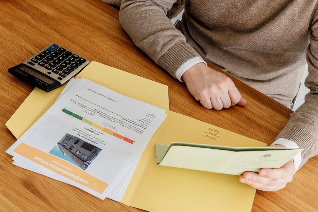 Overzicht van vastgoeddocumenten en berekening voor maximale opbrengst en geld op de rekening